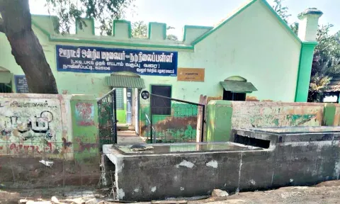 பள்ளிக்கூட வாசலை மறித்து அமைக்கப்படும் கால்வாய்.