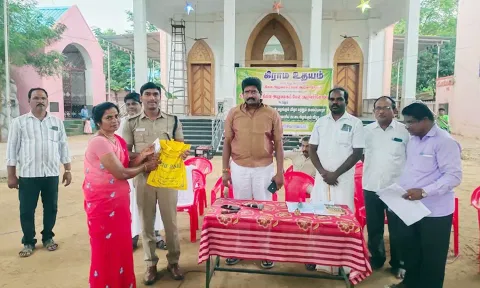விழாவில் பொதுமக்களுக்கு மஞ்சப்பை வழங்கப்பட்ட காட்சி.
