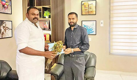 கலெக்டர் ஆகாசிடம் ராஜா எம்.எல்.ஏ மனு அளித்த காட்சி.