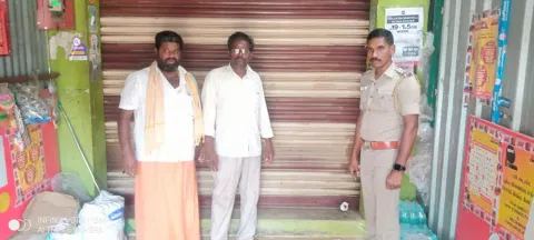 சீல் வைக்கப்பட்ட கடையினை படத்தில் காணலாம்.
