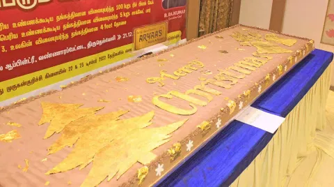 உலக சாதனை முயற்சியாக 100 கிலோவில் தயாரிக்கப்பட்ட தங்க முலாம் கொண்ட பிரமாண்ட கேக்.