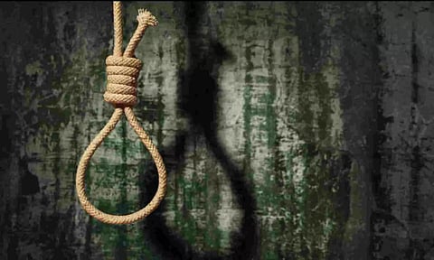 தனியார் நிறுவன அலுவலர் தூக்குபோட்டு தற்கொலை