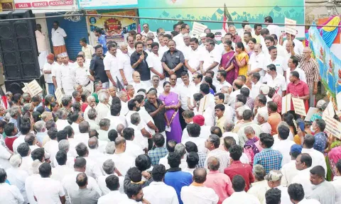 குடியாத்தத்தில் அ.தி.மு.க. கண்டன ஆர்ப்பாட்டம்