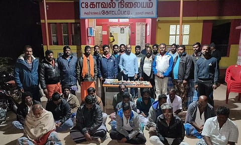 சூதாட்டத்தில் ஈடுபட்டு கைதானவர்கள்