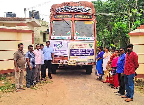 லாரி மூலம் மராட்டியத்திற்கு அனுப்பட்ட பிளாஸ்டிக் கழிவுகள்.