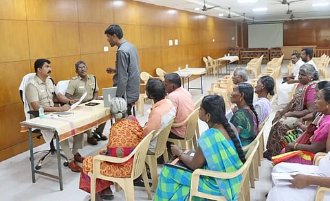 போலீஸ் சூப்பிரண்டு பாலாஜி சரவணன் பொதுமக்களிடம் மனுக்களை பெற்றுக்கொண்ட காட்சி.