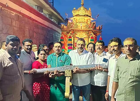 சிவன்மலை முருகன் கோவிலில் தங்க தேர் இழுத்த அ.ம.மு.க.வினர்