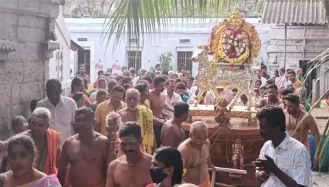 ராசிபுரம் கைலாச நாதர் கோவிலை சாமி வலம் வந்த காட்சி.