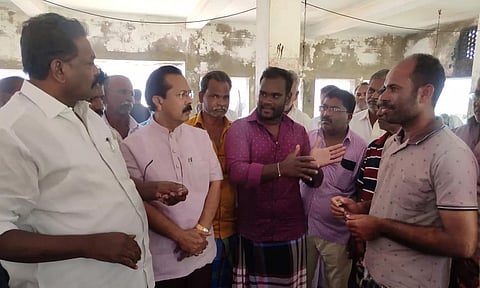 குமரி கடலில் மாயமாகி மீட்கப்பட்ட கடியப்பட்டணம் மீனவர்களை பிரின்ஸ் எம்எல்ஏ, திமுக மீனவர் அணி நிர்வாகி நசரேத் பசலியான் ஆகியோர் சந்தித்து ஆறுதல் கூறிய போது எடுத்த படம்.