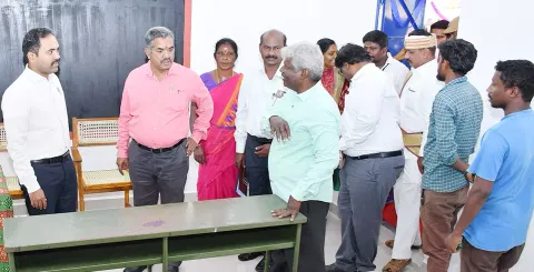 கீழப்பூங்குடி அரசு மாதிரி பள்ளியில் புதிய வகுப்பறை கட்டிடங்களை கலெக்டர் மதுசூதன்ரெட்டி பார்வையிட்டார்.