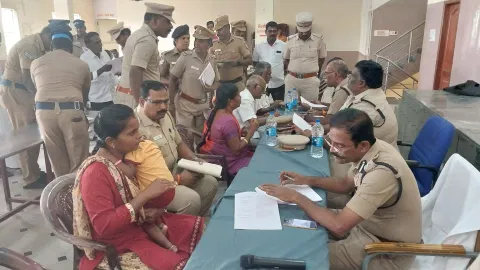 மனுக்கள் மீது தீர்வு காணப்பட்டுள்ளதா என போலீஸ் சூப்பிரண்டு பகலவன் கேட்டறிந்தார்.