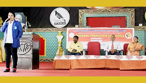 வழிகாட்டுதல் நிகழ்ச்சியில் சிறப்பு விருந்தினரான கல்வி பயிற்சியாளர் சுதா பேசினார்.