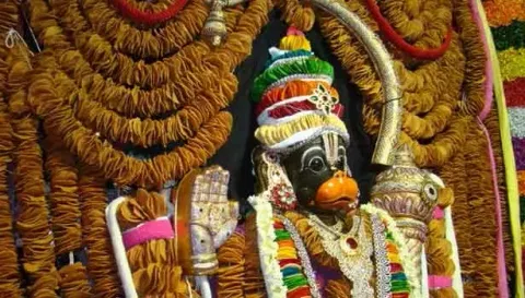 கல்லுக்குழி ஆஞ்சநேயருக்கு 1 லட்சத்து 8 வடமாலை சாற்றுதல்