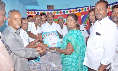வியாபாரிகளுக்கு தினசரி நாட்காட்டியை விக்கிரமராஜா வழங்கினார்.&nbsp;