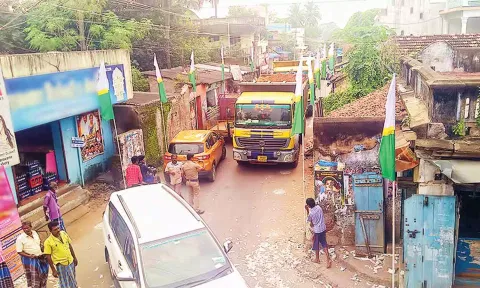 கடைவீதியில் உள்ள நெடுஞ்சாலையில் போக்குவரத்து நெரிசல் ஏற்பட்டுள்ளது.