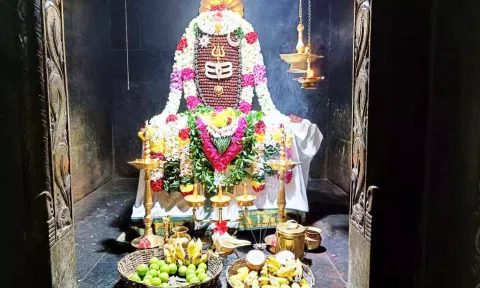 ருத்ராட்சைகளால் அலங்கரிக்கப்பட்ட கைலாயநாதர்.