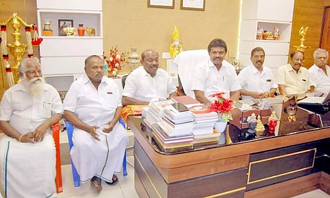 தஞ்சை மாநகராட்சி மேயர் சண் ராமநாதனை, தமிழ்நாடு வணிகர் சங்கங்களின் தலைவர் விக்கிரமராஜா சந்தித்து பேசினார்.