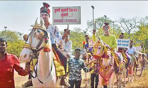 இளைஞர்கள் பலர் கலெக்டர் அலுவலகத்தை நோக்கி ஊர்வலமாக சென்றபோது எடுத்தபடம்.