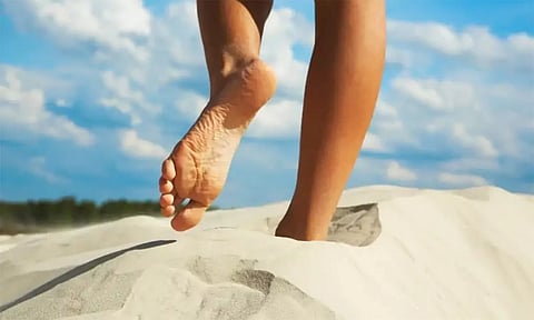 மணலில் வெறும் கால்களில் நடைப்பயிற்சி செய்வதால் இவ்வளவு நன்மைகளா?