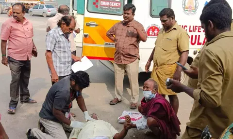 விவசாயிகள் குறைகேட்பு கூட்டத்துக்கு வந்த விவசாயி மயங்கி விழுந்து இறந்து கிடப்பதை படத்தில் காணலாம்.