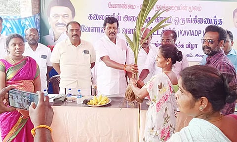 விவசாயிகளுக்கு தென்னங்கன்றுகளை ராஜ்குமார் எம்.எல்.ஏ வழங்கினார்.