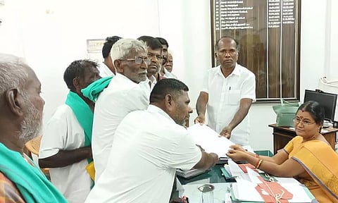 தாசில்தார் கிருஷ்ணகுமாரியிடம் விவசாயிகள் மனு அளித்த காட்சி.