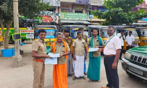 விழிப்புணர்வு வாசகங்கள் அடங்கிய துண்டு பிரசுரங்களை வட்டார போக்குவரத்து அலுவலர் நெடுஞ்செழியபாண்டியன் ஓட்டுநர்களுக்கு விநியோகித்த காட்சி.