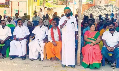 உண்ணாவிரதத்தில் ஈடுபட்ட கிராம மக்கள்.&nbsp;