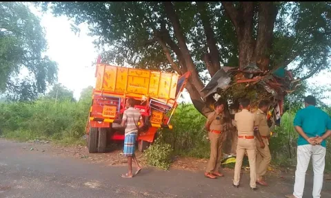 விபத்துக்குள்ளான லாரியை படத்தில் காணலாம்.