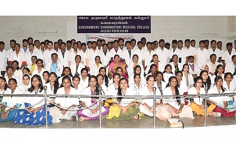 தருமபுரி அரசு மருத்துவ கல்லூரியில் நடந்த நிகழ்ச்சியில் கலெக்டர் சாந்தி முதலாம் ஆண்டில் சேர்ந்துள்ள 100 மருத்துவ மாணவ, மாணவிகளுக்கு வெள்ளை அங்கிகளை வழங்கி மாணவர்களுடன் குழு புகைப்படம் எடுத்து கொண்டார். அருகில் மருத்துவக்கல்லூரி மருத்துவமனை முதல்வர் அமுதவல்லி,  மருத்துவர்கள் உள்ளிட்ட தொடர்புடைய அலுவலர்கள் கலந்து கொண்டனர்.