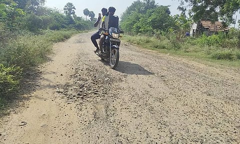 புலிப்பட்டி-வெள்ளிமலை சாலை மோசமாக இருப்பதை படத்தில் காணலாம்.&nbsp;