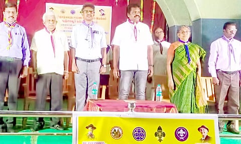 நிகழ்ச்சியில் சாரண- சாரணியர்களுக்கு சான்றிதழ் வழங்கப்பட்டது.