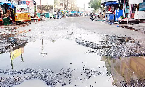 பாதாள சாக்கடை மேன்ஹாலில் இருந்து கழிவுநீர் வெளியேறி சாலையில் ஓடுகிறது.