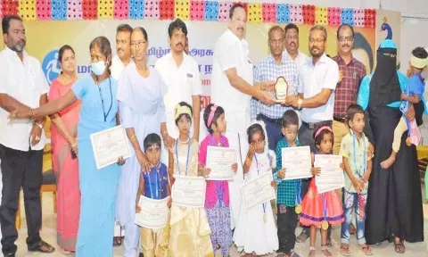 மாற்று திறனாளி மாணவ- மாணவிகளின் கலை நிகழ்ச்சி மற்றும் விளையாட்டு போட்டியில் வெற்றி பெற்ற மாணவிகளுக்கு பரிசு, சான்றிதழ்களை அமைச்சர் காந்தி வழங்கிய போது எடுத்த படம். அருகில் கலெக்டர் பாஸ்கர பாண்டியன், ஈஸ்வரப்பன் எம்.எல்.ஏ. உள்ளனர்.
