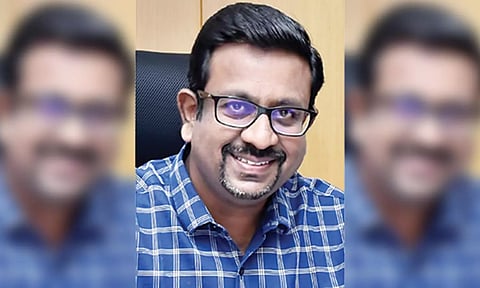 கலெக்டர் தினேஷ் பொன்ராஜ் ஆலிவர்.