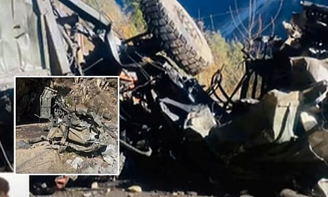 ராணுவ வாகனம் பள்ளத்தாக்கில் கவிழ்ந்து விபத்து- 16 வீரர்கள் உயிரிழப்பு