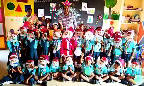 நேஷனல் உயர்நிலை பள்ளியில் கிருஸ்துமஸ் கொண்டாட்டம் நடைபெற்ற காட்சி.