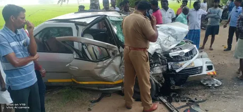 விபத்தில் சிக்கிய கார்கள் சேதமடைந்திருப்பதை படத்தில் காணலாம்.