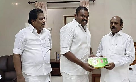 அமைச்சர் எ.வ.வேலுவிடம் ராஜா எம்.எல்.ஏ. மனு அளித்தார். அருகில் வணிகவரித்துறை, பத்திரபதிவுத் துறை அமைச்சர் மூர்த்தி உள்ளார்.