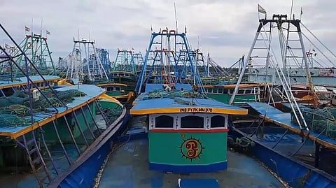 அரசலாற்றங்கரை ஓரம் படகுகள் நிறுத்தி வைக்கப்பட்டு உள்ள காட்சி.