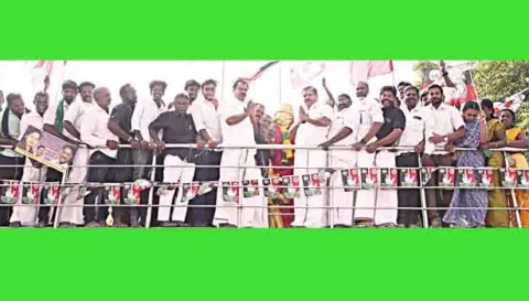 முன்னாள் எம்.பி. கோபாலகிருஷ்ணன் தலைமையில் எம்.ஜி.ஆர். சிலைக்கு மரியாதை செலுத்தப்பட்டது.&nbsp;