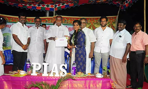 விழாவில் முதல்-அமைச்சர் ரங்கசாமி மாணவ-மாணவிகளுக்கு பரிசு வழங்கிய காட்சி.