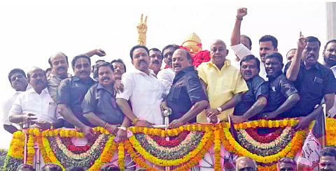 கொக்கிரகுளத்தில் உள்ள எம்.ஜி.ஆர். சிலைக்கு மாவட்ட செயலாளர் தச்சை கணேசராஜா தலைமையில் அ.தி.மு.க.வினர் மாலை அணிவித்து மரியாதை செலுத்தினர்.