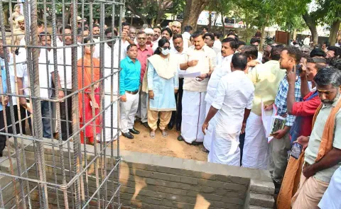 சிலை வைக்க பீடம் அமைக்கும் பணியை அமைச்சர் சாமிநாதன் ஆய்வு செய்தார்.