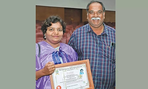 காதல் கணவருடன், 12-வது பட்டத்தை பெற்ற நீலா