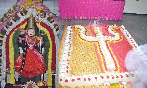 மாகாளியம்மனுக்கு 108 கலசபூஜையுடன் 108 சங்காபிஷேகமும்  நடைபெற்ற காட்சி.