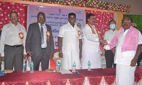 விழாவில் சிறப்பாக செயல்பட்ட புதுவை மாநில நுகர்வோர் சங்கங்களின் கூட்டமைப்பு தலைவர் கிருஷ்ணராஜிக்கு அமைச்சர்  சாய்.ஜெ.சரவணன்குமார், ஜான்குமார் எம்.எல்.ஏ. ஆகியோர் சால்வை அணிவித்து பாராட்டிய காட்சி.