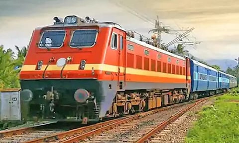 ஏ.சி. பழுதானதால் கன்னியாகுமரி எக்ஸ்பிரஸ் ரெயில் நடு வழியில் நிறுத்தம் - நெல்லை சென்றதும் வேறு பெட்டி பொருத்தப்பட்டது