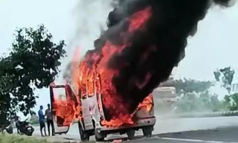 கொழுந்துவிட்டு எரிந்த&nbsp; வேனை படத்தில் காணலாம்.