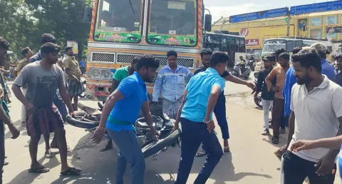 விபத்தில் சேதமான மோட்டார் சைக்கிளை வாலிபர்கள் அகற்றினர்.